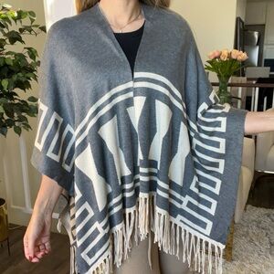 NWT Love Token Ruana Wrap Soft Shawl Poncho Cardigan Knit Gray Geometric Print S